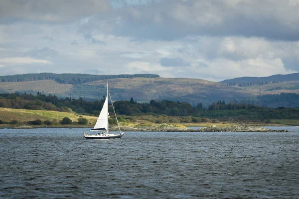 Vista Panoramica Delle Coste Rocciose Foreste Piccolo Villaggio Ardrishaig Yacht — Foto Stock