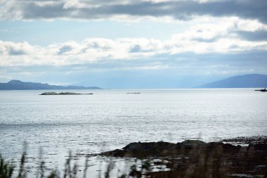 Küçük bir Ardrishaig köyünün kayalık kıyıları ve ormanlarının panoramik manzarası. Loch Fyne, Crinan Kanalı, Argyll ve Bute, İskoçya, İngiltere