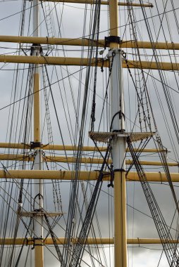 Glasgow, İskoçya 'daki Riverside Müzesi. Karanlık gökyüzü ve fırtına bulutları. Geminin direkleri yakın plan
