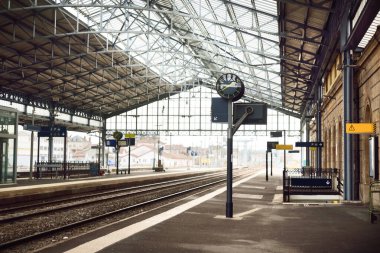 Boş bir tren istasyonu, panoramik manzara. Kuzey Fransa, Avrupa. Seyahat noktaları, mimari, inşaat endüstrisi, ulaşım, tecrit, kapalı sınırlar, insan yok, COVID-19 salgını