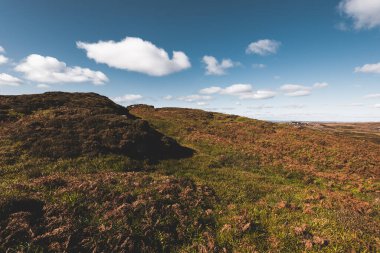Islay Adası 'nın kayalık kıyıları ve vadilerin panoramik manzarası. Inner Hebrides, İskoçya, İngiltere. Idyllic manzara. Seyahat yerleri, ulusal dönüm noktası, eğlence, çevresel koruma
