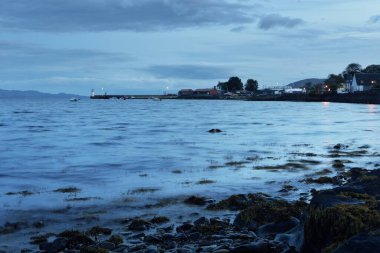 Göl kıyılarının panoramik manzarası, vadiler, tepeler ve ormanlar süs dolu fırtınalı bulutlar altında. Alacakaranlık gökyüzü. Ardrishaig, Crinan Kanalı, İskoçya, İngiltere. Doğa, ekoloji, çevre koruma
