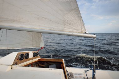 Norveç 'teki fırtınadan sonra Kuzey Denizi' nde beyaz bir yat gezintisi. Parlayan kümülüs bulutlarıyla dramatik bir gökyüzü. Destansı bulut manzarası. Spor, eğlence, gezi, seyahat yerleri.