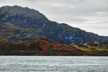 İç Hebrides adalarındaki kayalıkların, dağların ve vadilerin panoramik manzarası. İskoçya, İngiltere. Dramatik gökyüzü, fırtınalı bulutlar. Doğa, seyahat yerleri, seyahat, turizm kavramları