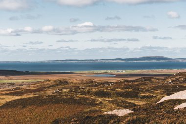 Islay Adası 'nın kayalık kıyıları ve vadilerin panoramik manzarası. Inner Hebrides, İskoçya, İngiltere. Idyllic manzara. Seyahat yerleri, ulusal dönüm noktası, eğlence, çevresel koruma