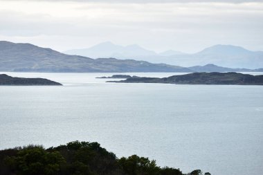 Gün doğumunda Jura ve Muharebe adalarının havadan görünüşü. Orman ve tepelerin üzerinde saf sabah güneşi. Craignish Gölü, Crinan Kanalı, İskoçya, İngiltere