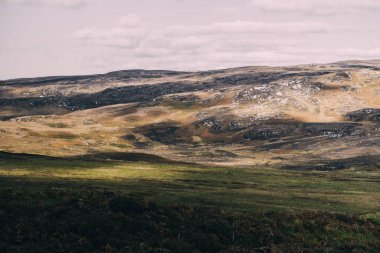Islay Adası 'nın kayalık kıyıları ve vadilerin panoramik manzarası. Inner Hebrides, İskoçya, İngiltere. Idyllic manzara. Seyahat yerleri, ulusal dönüm noktası, eğlence, çevresel koruma