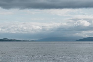 Rocky sahilleri, uçurumlar, dağ tepeleri, Crinan ormanları ve tepeleri, panoramik hava manzarası. Ardrishaig, Argyll ve Bute, İskoçya, İngiltere. Panoramik manzara. Dramatik bir gökyüzü. Seyahat yerleri, turizm