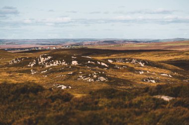 Islay Adası 'nın kayalık kıyıları ve vadilerin panoramik manzarası. Inner Hebrides, İskoçya, İngiltere. Idyllic manzara. Seyahat yerleri, ulusal dönüm noktası, eğlence, çevresel koruma