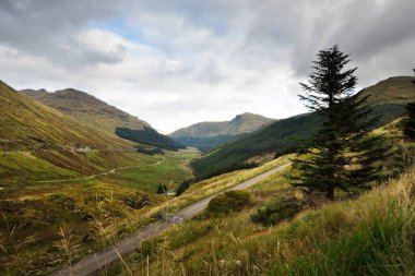 Bulutlu bir günde vadilerin, ormanların ve Lomond Gölü 'nün ve Trossachs Ulusal Parkı' nın manzarası. Inner Hebrides, İskoçya, İngiltere