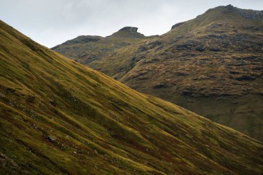 Bulutlu bir günde vadilerin, ormanların ve Lomond Gölü 'nün ve Trossachs Ulusal Parkı' nın manzarası. Inner Hebrides, İskoçya, İngiltere