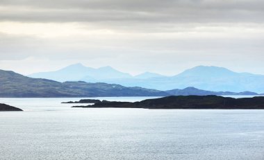 Gün doğumunda Jura ve Muharebe adalarının havadan görünüşü. Orman ve tepelerin üzerinde saf sabah güneşi. Craignish Gölü, Crinan Kanalı, İskoçya, İngiltere