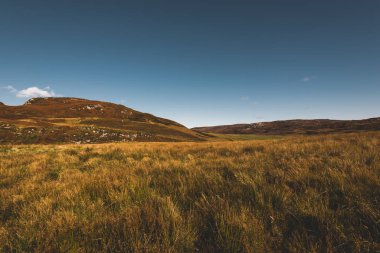 Islay Adası 'nın kayalık kıyıları ve vadilerin panoramik manzarası. Inner Hebrides, İskoçya, İngiltere. Idyllic manzara. Seyahat yerleri, ulusal dönüm noktası, eğlence, çevresel koruma