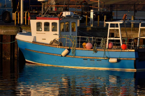 Rybářská Loď Kotvící Molu Zblízka Pohled Břeh Malého Městečka Port — Stock fotografie