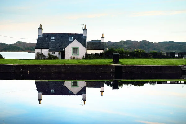 Canal Crinan Amanecer Nubes Coloridas Mañana Luz Solar Cálida Casas — Foto de Stock