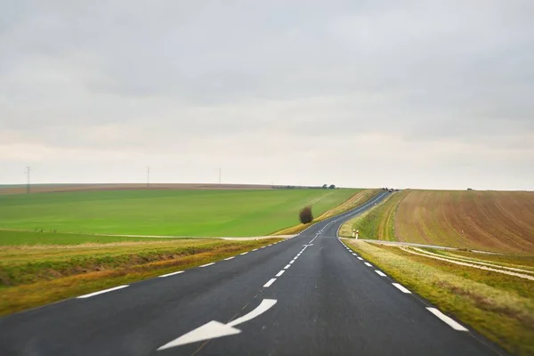 Camino Asfalto Vacío Carretera Través Los Campos Cielo Dramático Norte — Foto de Stock