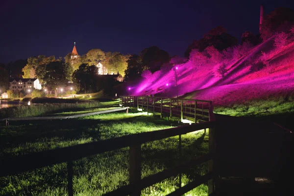 Erleuchtete Hügel Und Bäume Einem Geheimnisvollen Rosa Licht Der Nacht — Stockfoto