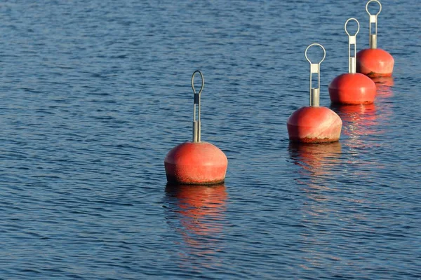 Orangefarbene Ankerbojen Neuen Yachthafen Marina Nahaufnahme Oberflächenstruktur Des Wassers Blick — Stockfoto