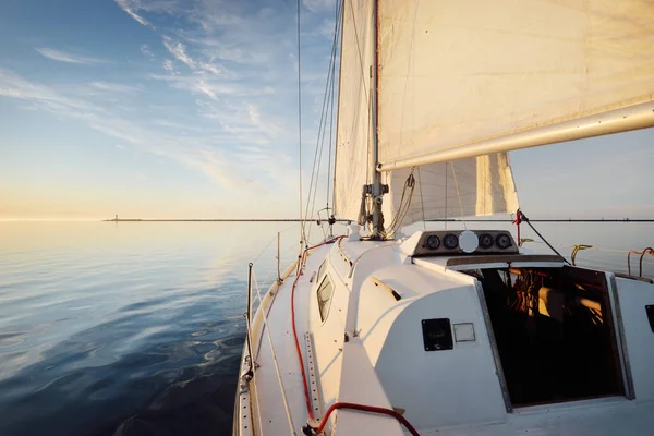 Kapal Pesiar Putih Berlayar Setelah Hujan Saat Matahari Terbenam Pandangan — Stok Foto