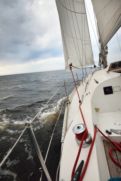 白いヨットは デッキから弓 マストウィンチ 帆へのトップダウンビューに近い範囲で治癒しました ノルウェー 劇的な雲景 セーリング レース スポーツ レクリエーション — ストック写真