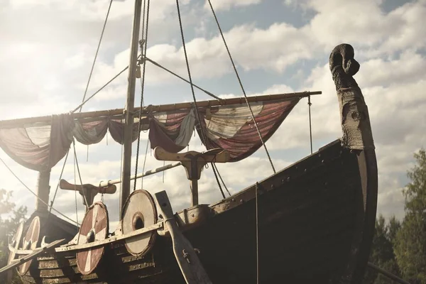 Gammal Trävikingasnok Typ Långskepp Närbild Nautiska Fartyg Högt Skepp Traditionellt — Stockfoto