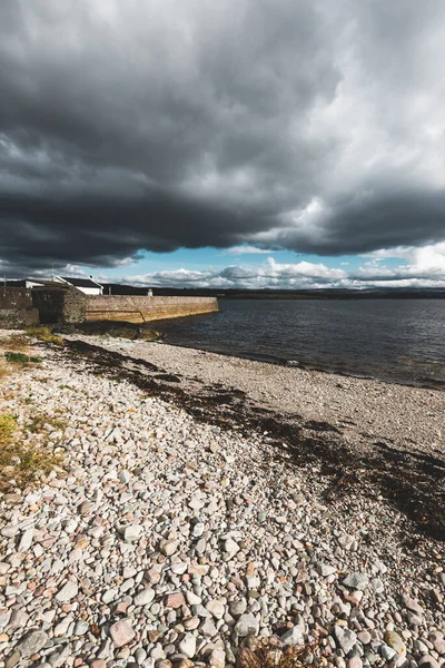 古い灯台への空の遊歩道 砂利浜のクローズアップ 劇的な雲景 Ardrishaig Crinan Canal Scotland 旅行先 観光テーマ — ストック写真