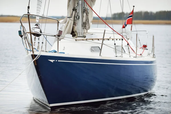 Blauwe Sloep Opgetuigd Jacht Verankerd Ondiep Water Buurt Van Zandkust — Stockfoto