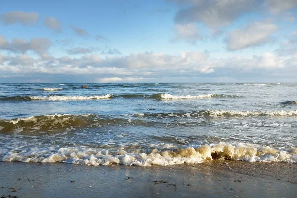 Panoramautsikt Över Östersjön Vintern Klarblå Himmel Med Glödande Cumulusmoln Vattenytans — Stockfoto