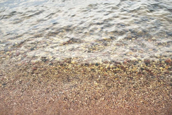 Kiezels Stenen Kristalhelder Meerwater Close Golven Water Spatten Abstract Natuurlijk — Stockfoto