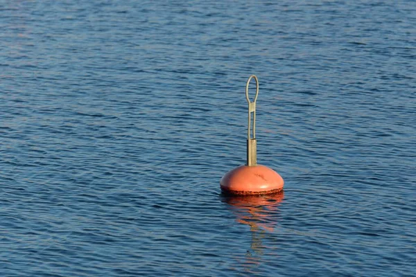 Orangefarbene Ankerbojen Neuen Yachthafen Marina Nahaufnahme Oberflächenstruktur Des Wassers Blick — Stockfoto