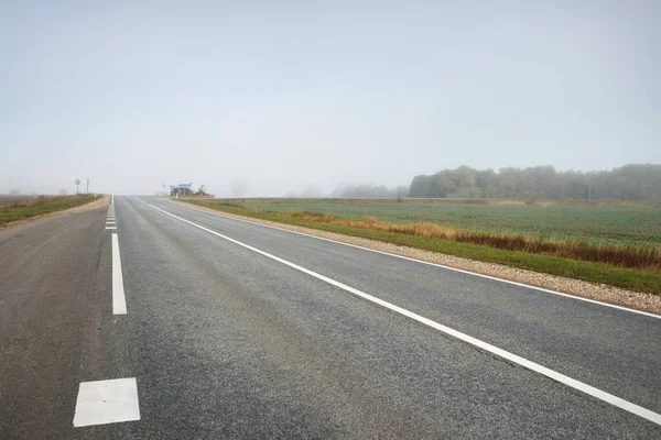 Panoramiczny Widok Samochodu Pustej Autostrady Przez Pola Las Mgle Wschodzie — Zdjęcie stockowe