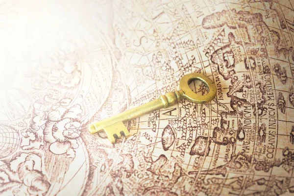 Золотой Антикварный Ключ Стиле Ретро Старая Белая Морская Карта Крупным — стоковое фото