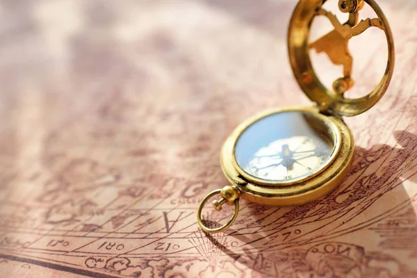 Retro Stylad Gyllene Antik Kompass Solur Och Gamla Vita Sjökort — Stockfoto