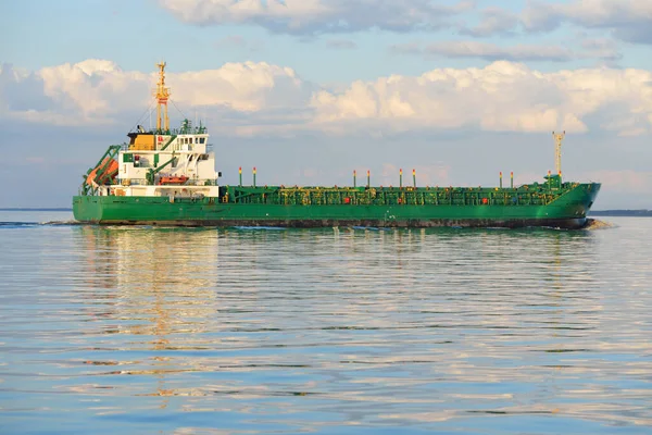 Grande Navio Carga Verde Navegando Mar Aberto Pôr Sol Nuvens — Fotografia de Stock