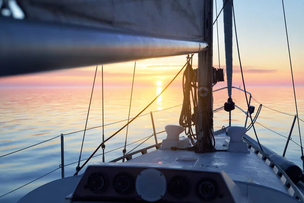 Yate Blanco Navegando Mar Abierto Atardecer Vista Cerca Desde Cubierta — Foto de Stock