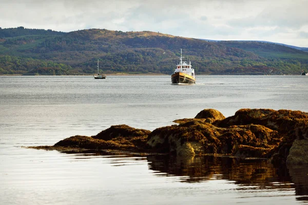 Bewolkte Herfstdag Uitzicht Vanaf Het Water Oevers Van Tarbert Bos — Stockfoto