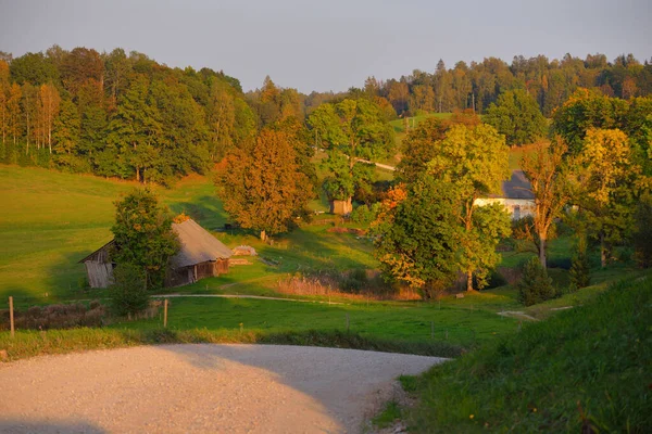 日没時に小さな村 田舎道 フィールドや森の絵のようなパノラマの空中ビュー 澄んだ空 暖かい日差し ラトビアの初秋 旅行先 エコツーリズム — ストック写真