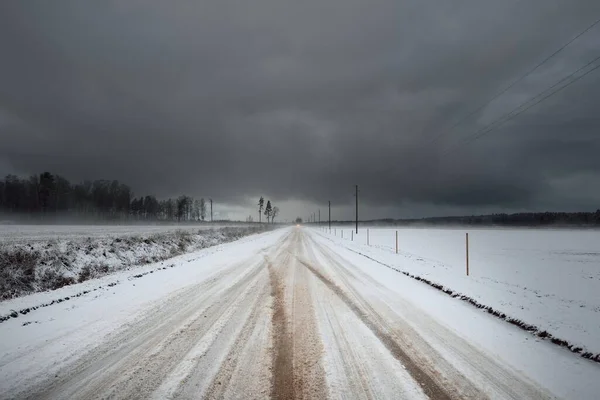 Zasněžená Venkovská Cesta Přes Pole Sněhové Bouři Elektrické Vedení Transformátorové — Stock fotografie