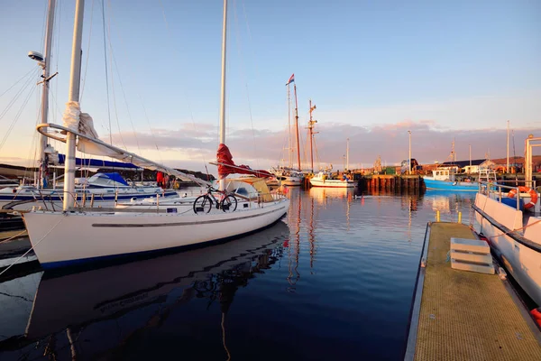 Segelbåtar Förtöjda Vid Brygga Närbild Utsikt Över Stranden Liten Stad — Stockfoto