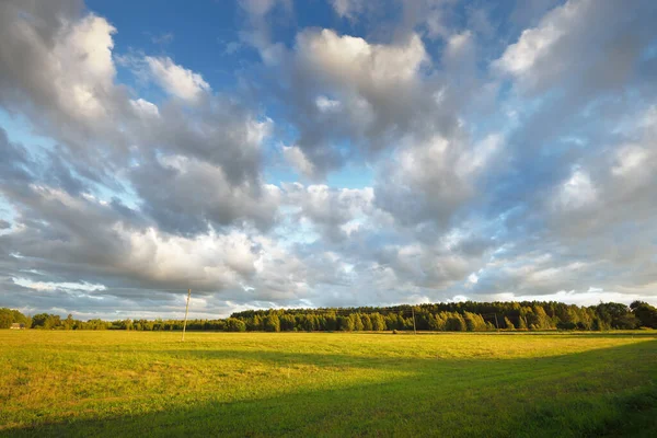 Зеленая Страна Сельскохозяйственных Полей Леса После Дождя Драматическое Небо Заката — стоковое фото