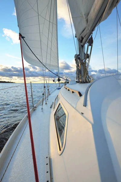 Yacht Bianco Che Naviga Dopo Pioggia Tramonto Vista Ravvicinata Dal — Foto Stock