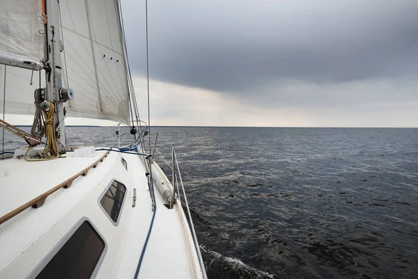 荒天時には白いヨットが出航し デッキから弓と帆まで間近で見ることができます ノルウェー 劇的な雲景 セーリング レース スポーツ レクリエーション レジャー活動のテーマ — ストック写真
