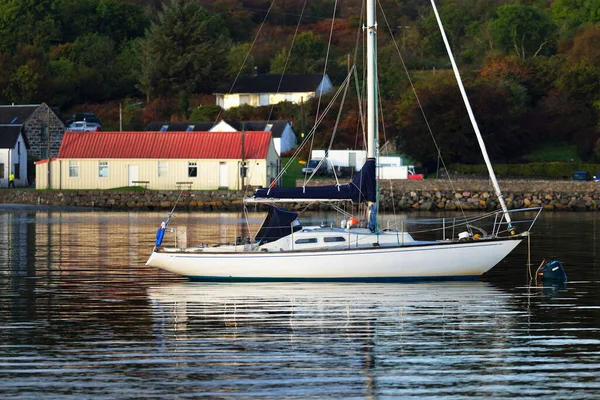 Sloop Equipado Iate Ancorado Amarração Perto Costa Ilha Jura Céu — Fotografia de Stock