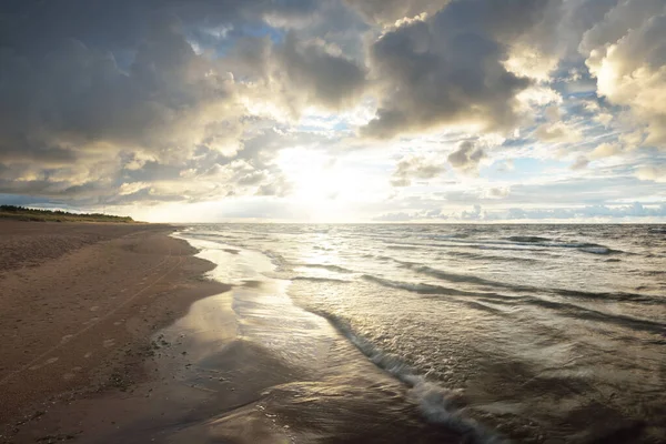 日落时分的雷雨过后 波罗的海海岸上空晴朗的天空闪烁着大量发光的积云 戏剧化的云雾 温暖的金色阳光 风景如画 变化无常的天气 长期接触 — 图库照片