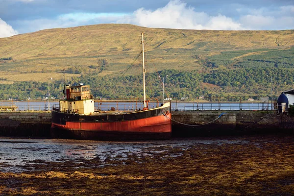 View Shores Forests Hills Loch Fyne Red Fishing Boat Close — Stock Photo, Image