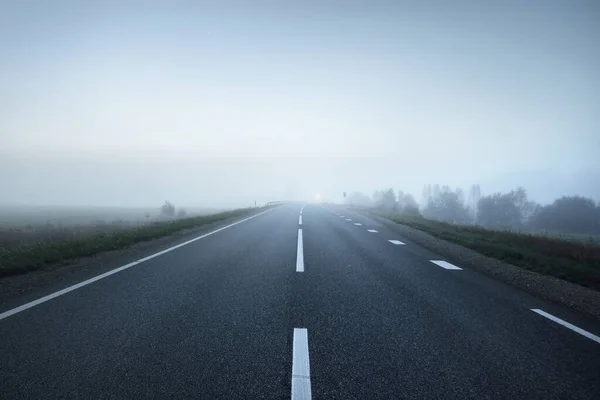 Vue Panoramique Autoroute Vide Travers Les Champs Dans Brouillard Nuit — Photo