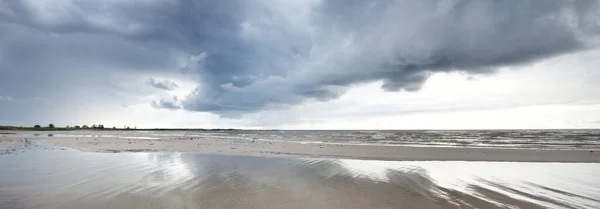 Céu Limpo Com Muitas Nuvens Escuras Cúmulos Brilhantes Acima Costa — Fotografia de Stock