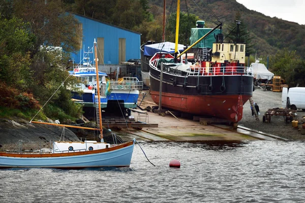 Sloop Attrezzato Yacht Legno Ancorato Sull Ormeggio Vicino Alla Riva — Foto Stock