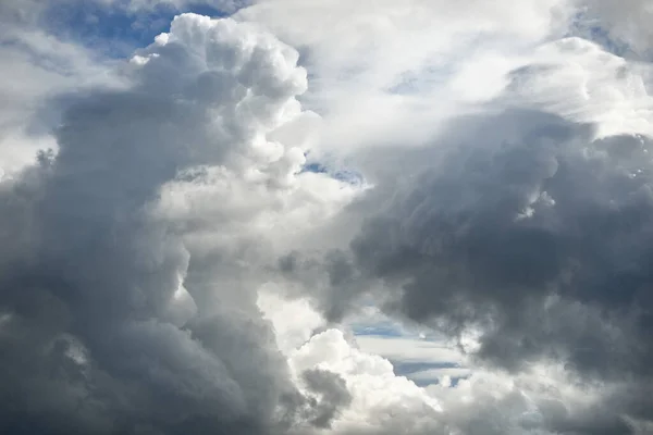 Klarer Blauer Himmel Mit Strahlend Weißen Kumuluswolken Nach Einem Gewitter — Stockfoto