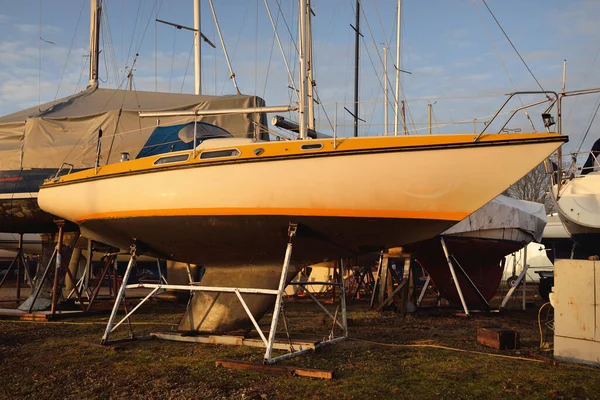 Sloop Hiverné Gréé Yacht Debout Sur Terre Ferme Gros Plan — Photo